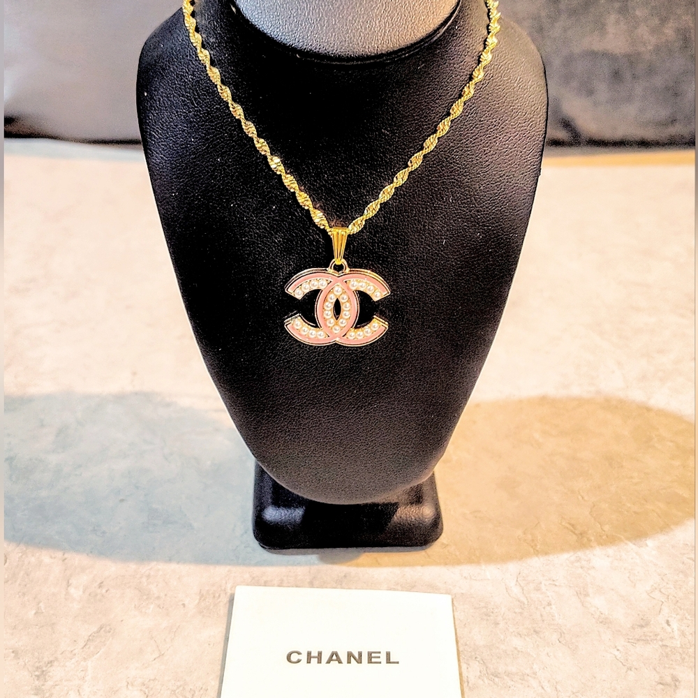 CHANEL CC GOLD-PLATED PENDANT ON NECKLACE & CHANEL CC HEART EARRINGS FAUX PEARLS - Picture 3 of 16